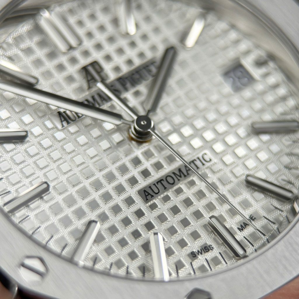 Audemars-Piguet-Royal-Oak-15450ST-White-Dial-37mm Replica Watches - 5-13