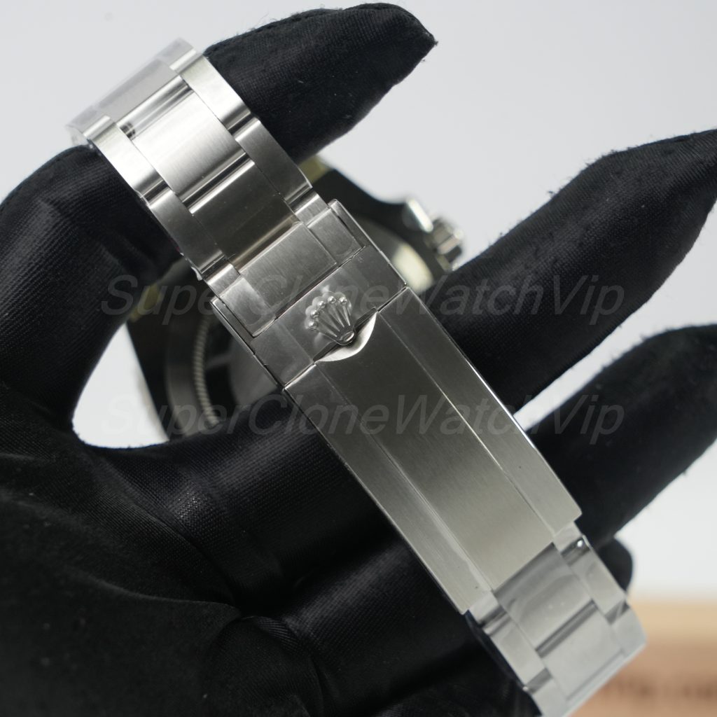 Rolex-Submariner-116610LV-Hulk-40mm-Green-Dial Replica Watches - 8-270-scaled