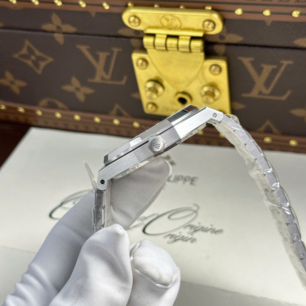 Audemars-Piguet-Royal-Oak-Frost-15407-Skeleton-Dial-41mm Replica Watches - 9-4