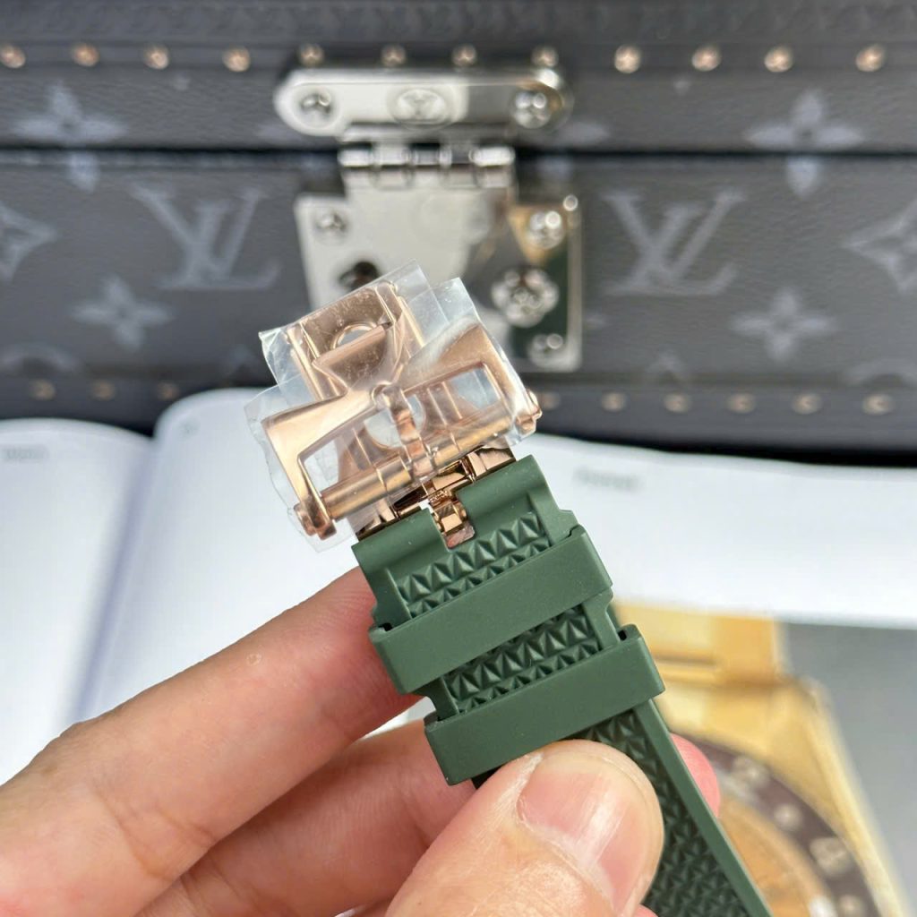Dong Ho Vacheron Constantin Replica 11 Overseas 4500V Mau Xanh La Cay Day Cao Su 41mm 10