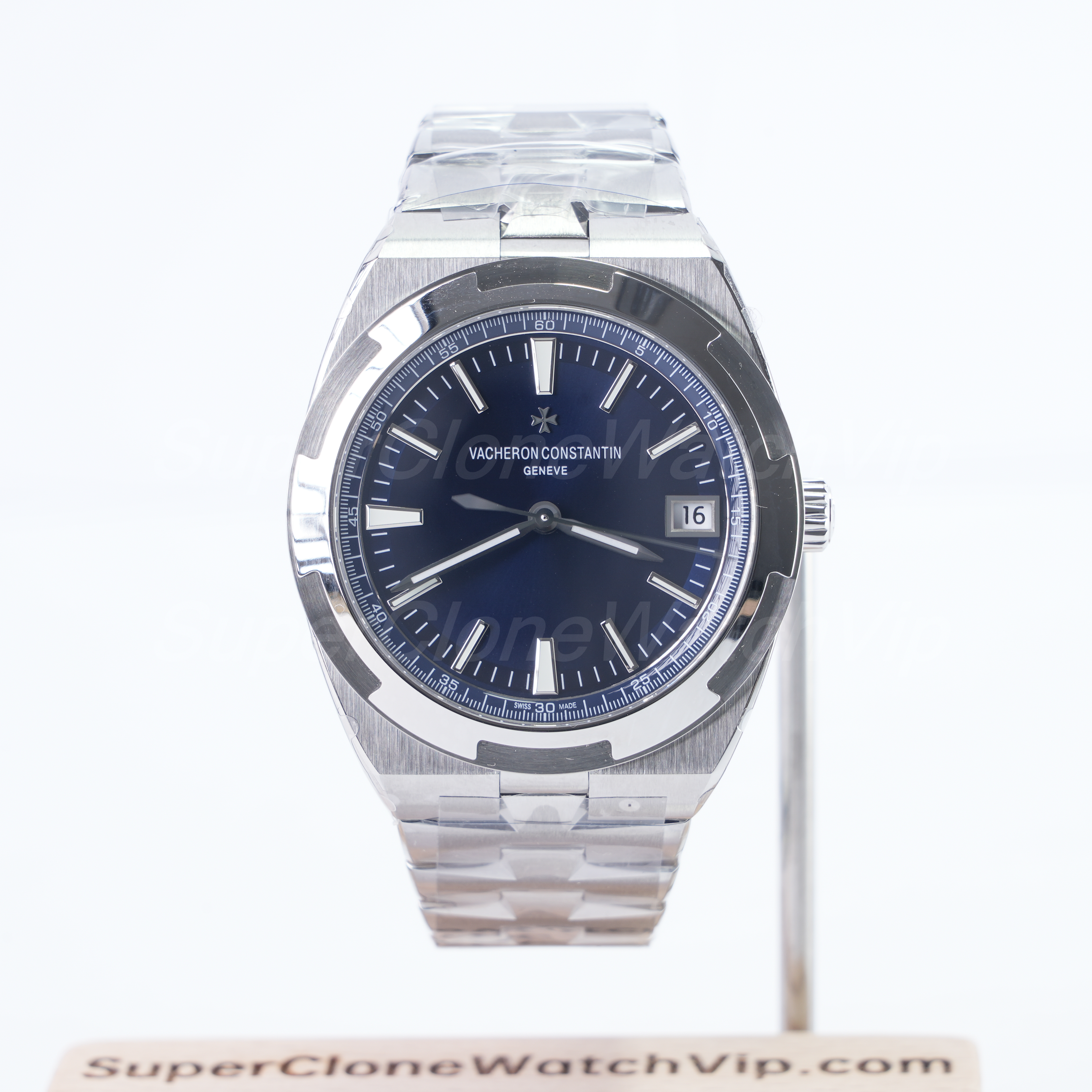 Vacheron Constantin Overseas 4500V blue dial stainless steel watch front view